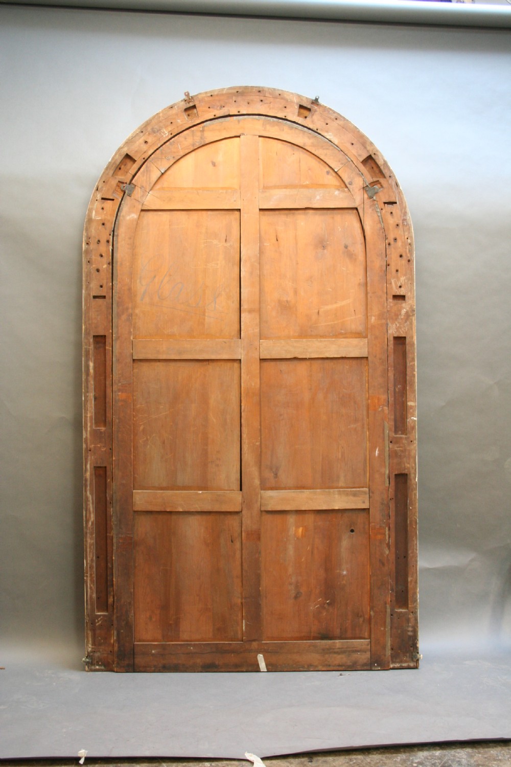 A large nineteenth-century arched pier mirror featuring a gilt and cream frame adorned with egg-and-dart moulding. View VIII