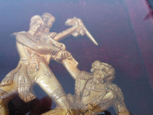 GILT RELIEF TABLEAU OF TWO FIGHTING MEN - ADDITIONAL PHOTO 5