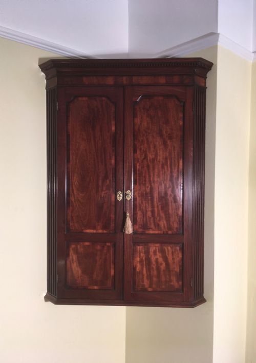 GEORGIAN MAHOGANY CORNER CABINET