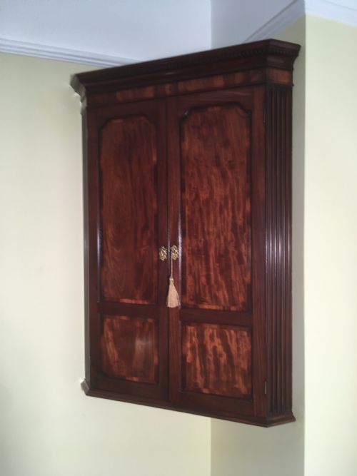 GEORGIAN MAHOGANY CORNER CABINET - ADDITIONAL PHOTO 1