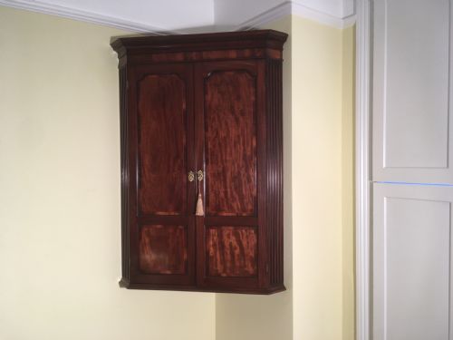 GEORGIAN MAHOGANY CORNER CABINET - ADDITIONAL PHOTO 9