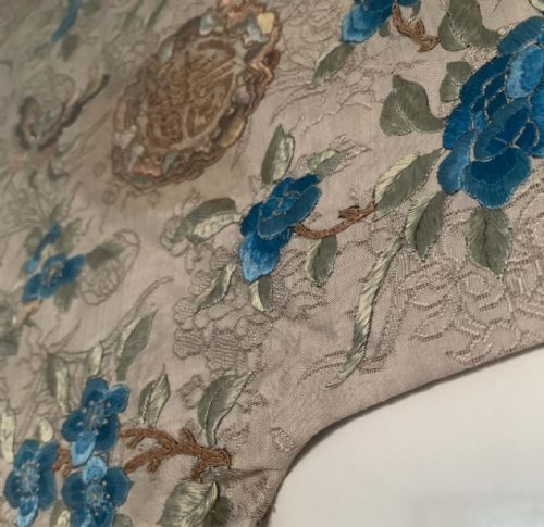 CHINESE SILK EMBROIDERED CHILD'S ROBE - ADDITIONAL PHOTO 3