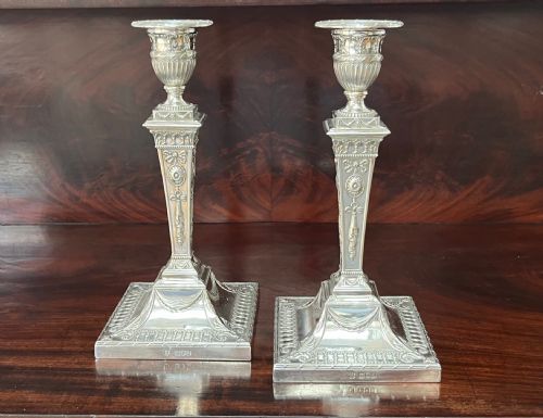 PAIR OF VICTORIAN SILVER CANDLESTICKS BY GOLDSMITHS SILVERSMITHS CO - ADDITIONAL PHOTO 1
