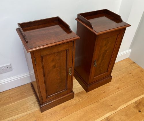 PAIR OF MAHOGANY BEDSIDE CABINETS - ADDITIONAL PHOTO 2