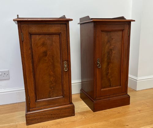PAIR OF MAHOGANY BEDSIDE CABINETS - ADDITIONAL PHOTO 3