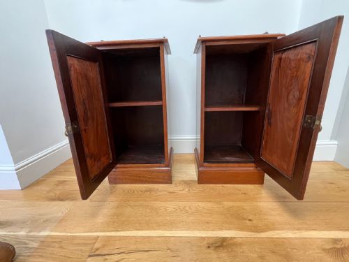 PAIR OF MAHOGANY BEDSIDE CABINETS - ADDITIONAL PHOTO 10