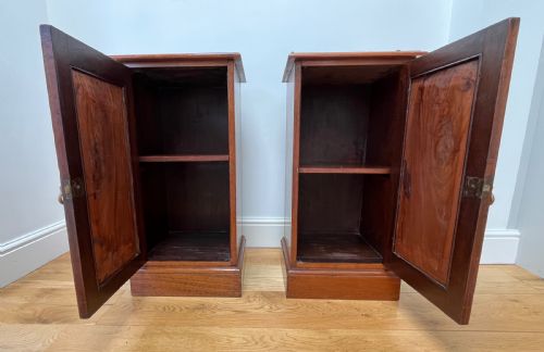 PAIR OF MAHOGANY BEDSIDE CABINETS - ADDITIONAL PHOTO 11