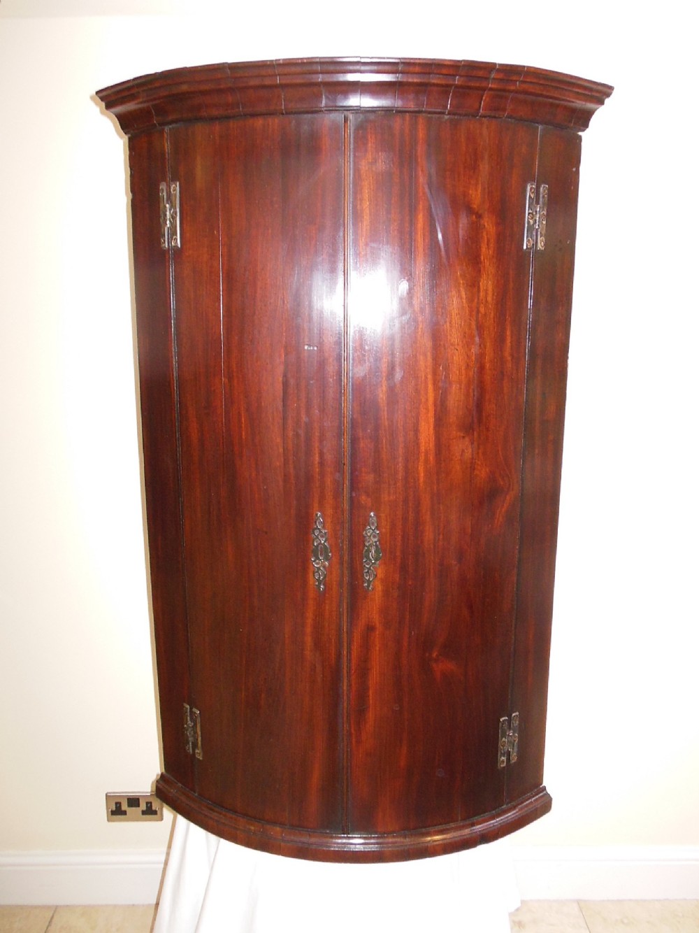 Georgian Mahogany Corner Cupboard