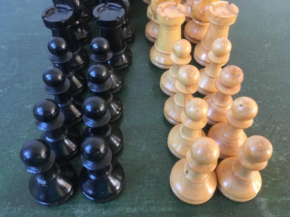 Early 20th Century Boxwood & Ebonised Staunton Pattern Chess Set View IV
