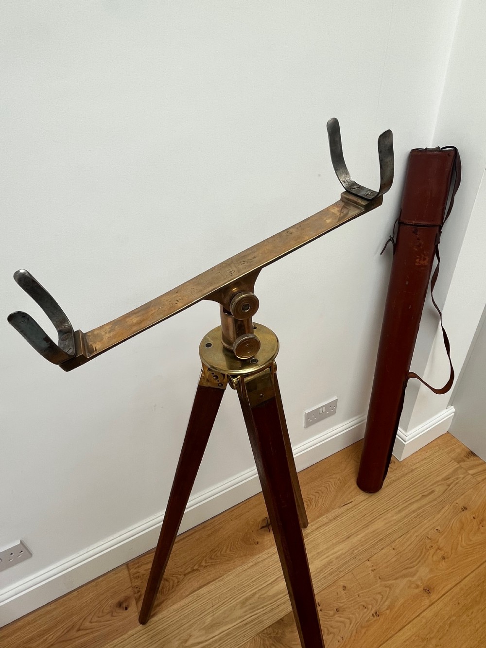 Large Single Draw Telescope with Stand and Case View VII