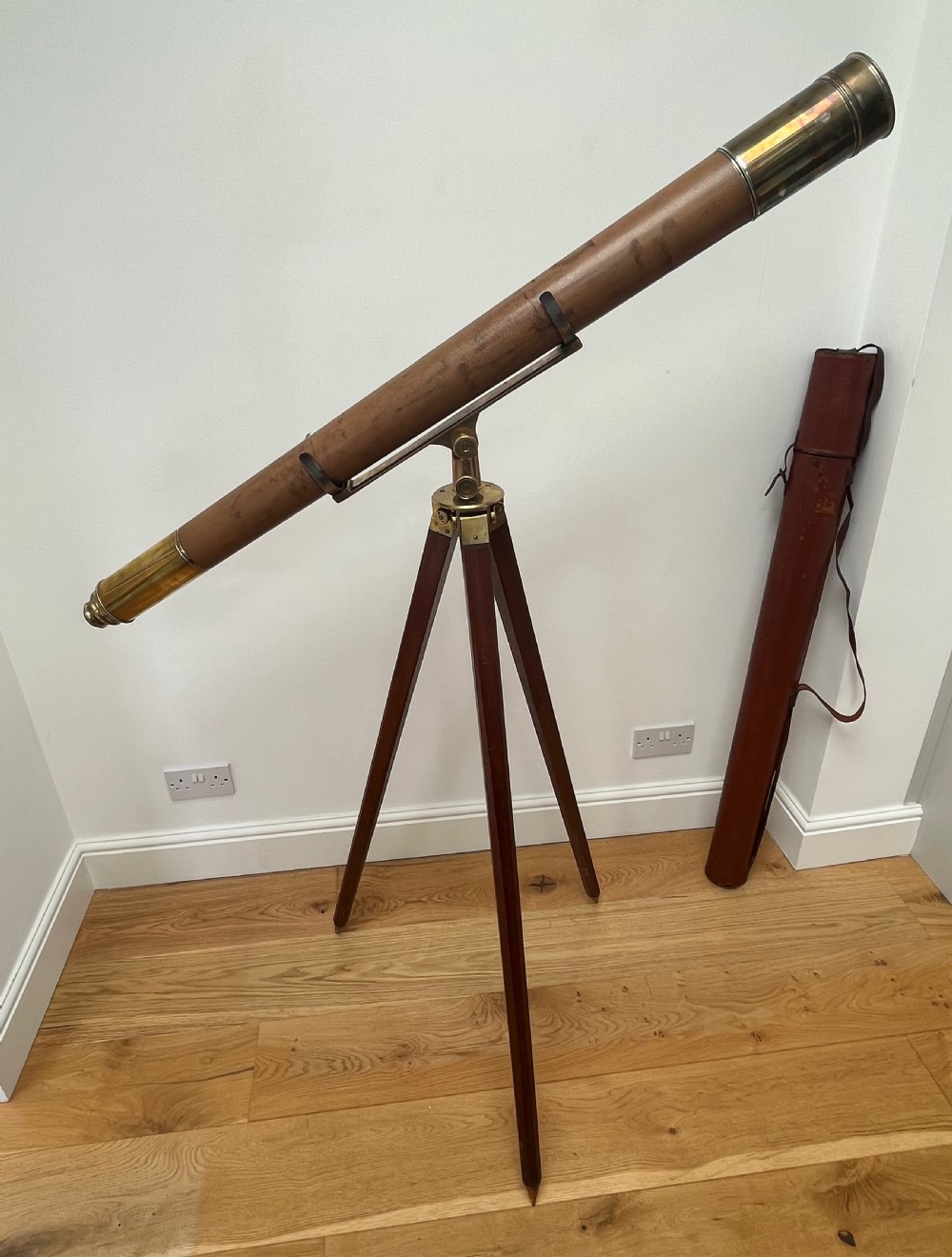 Large Single Draw Telescope with Stand and Case View VIII