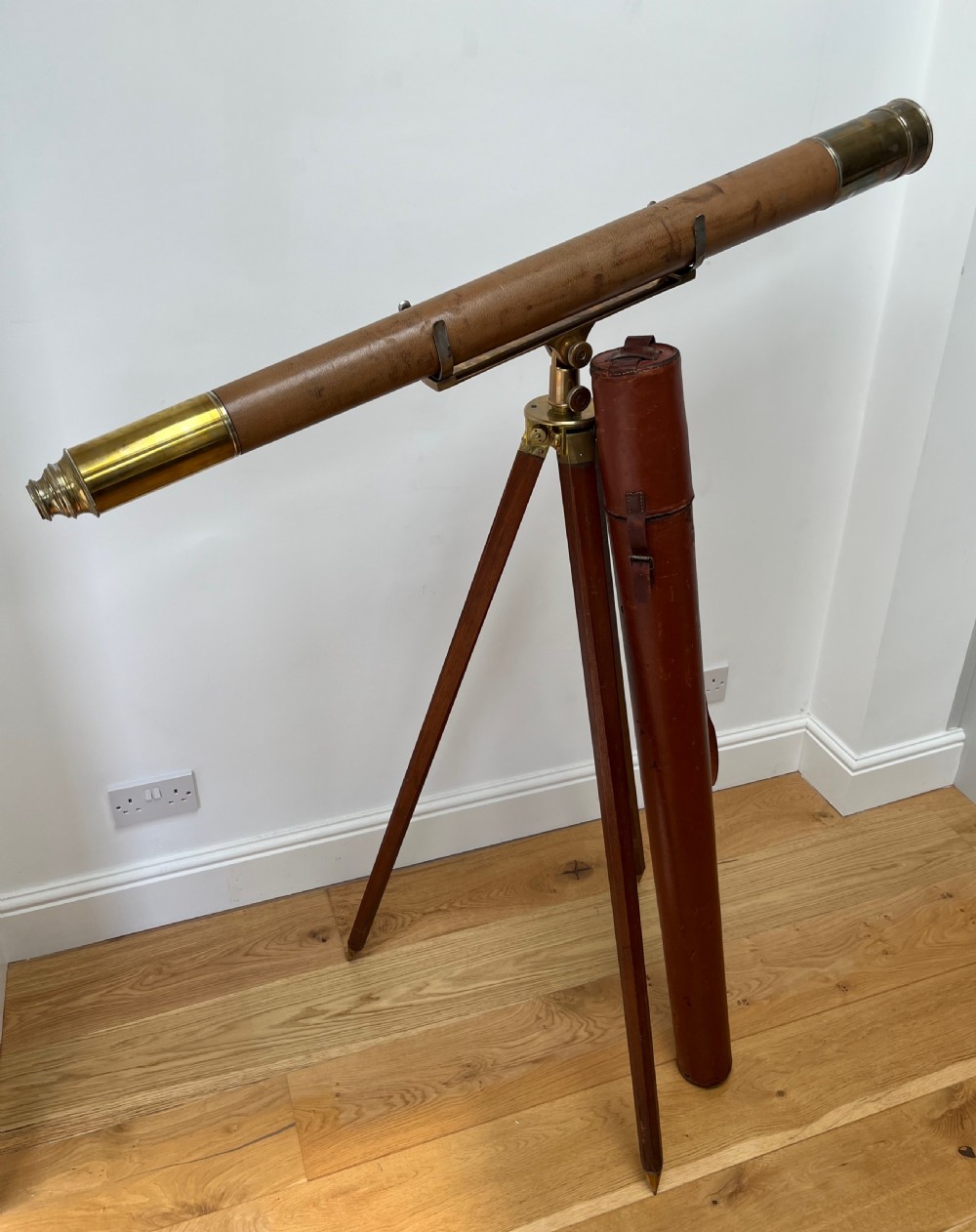 Large Single Draw Telescope with Stand and Case View XI
