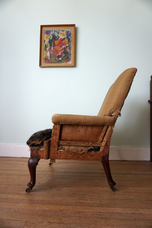 AN EDWARDIAN MAHOGANY FRAMED ARMCHAIR BY MORISON CO EDINBURGH C1900 - ADDITIONAL PHOTO 4