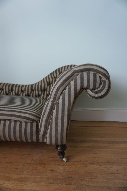 A LATE 19TH WALNUT DAY BED ATTRIBUTED TO JAMES SHOOLBRED CO C1870 - ADDITIONAL PHOTO 3