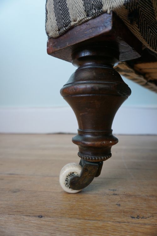 A LATE 19TH WALNUT DAY BED ATTRIBUTED TO JAMES SHOOLBRED CO C1870 - ADDITIONAL PHOTO 7