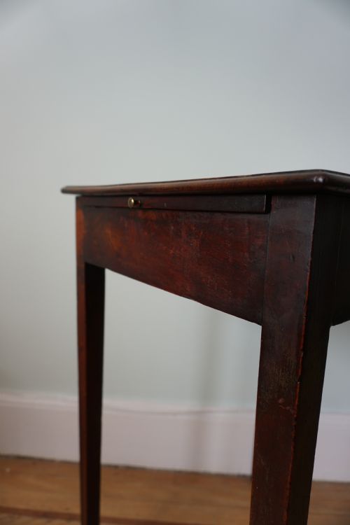 AN UNUSUAL SCOTTISH GEORGE III MAHOGANY WRITING TABLE OF SMALL PROPORTIONS PROBABLY MADE IN EDINBURGH - ADDITIONAL PHOTO 1