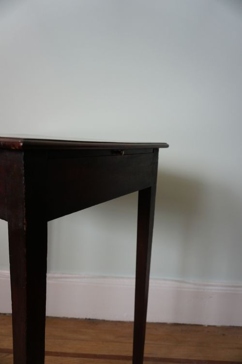 AN UNUSUAL SCOTTISH GEORGE III MAHOGANY WRITING TABLE OF SMALL PROPORTIONS PROBABLY MADE IN EDINBURGH - ADDITIONAL PHOTO 2