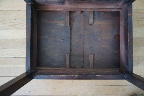 AN UNUSUAL SCOTTISH GEORGE III MAHOGANY WRITING TABLE OF SMALL PROPORTIONS PROBABLY MADE IN EDINBURGH - ADDITIONAL PHOTO 6