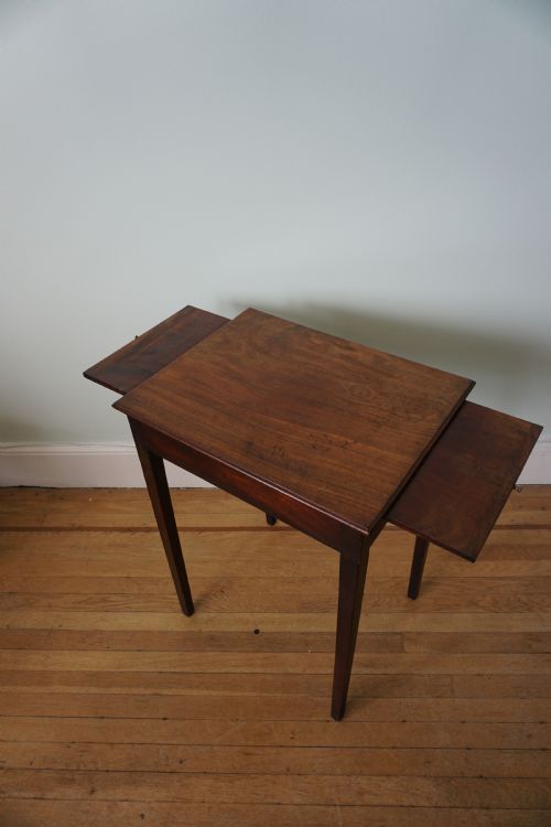 AN UNUSUAL SCOTTISH GEORGE III MAHOGANY WRITING TABLE OF SMALL PROPORTIONS PROBABLY MADE IN EDINBURGH - ADDITIONAL PHOTO 9