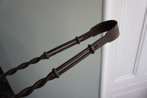 AN INTERESTING PAIR OF WROUGHT IRON FIRE TONGS PROBABLY LATE 17TH OR EARLY 18TH CENTURY - ADDITIONAL PHOTO 1