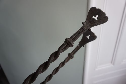 AN INTERESTING PAIR OF WROUGHT IRON FIRE TONGS PROBABLY LATE 17TH OR EARLY 18TH CENTURY - ADDITIONAL PHOTO 5