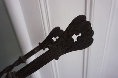 AN INTERESTING PAIR OF WROUGHT IRON FIRE TONGS PROBABLY LATE 17TH OR EARLY 18TH CENTURY - ADDITIONAL PHOTO 4
