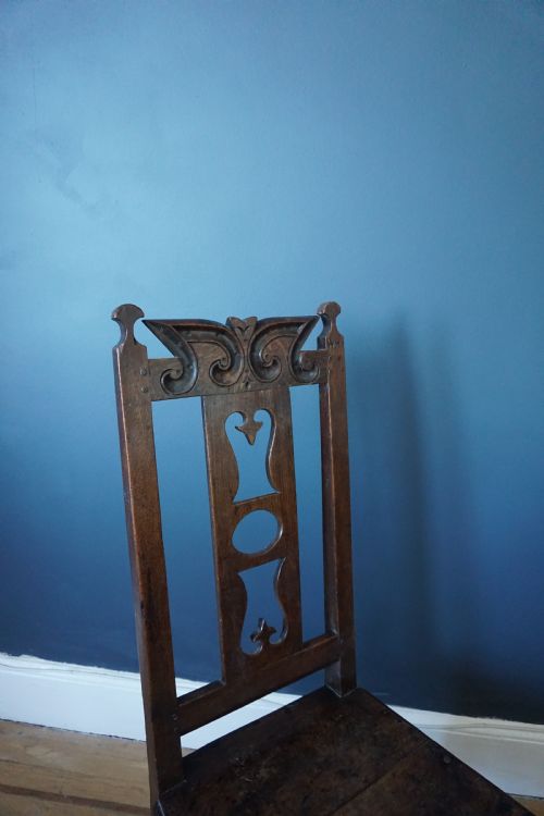 AN UNUSUAL SCOTTISH OAK AND MIXED TIMBERS HIGHBACK CHAIR PROBABLY ABERDEENSHIRE FIRST HALF 18TH CENTURY - ADDITIONAL PHOTO 1