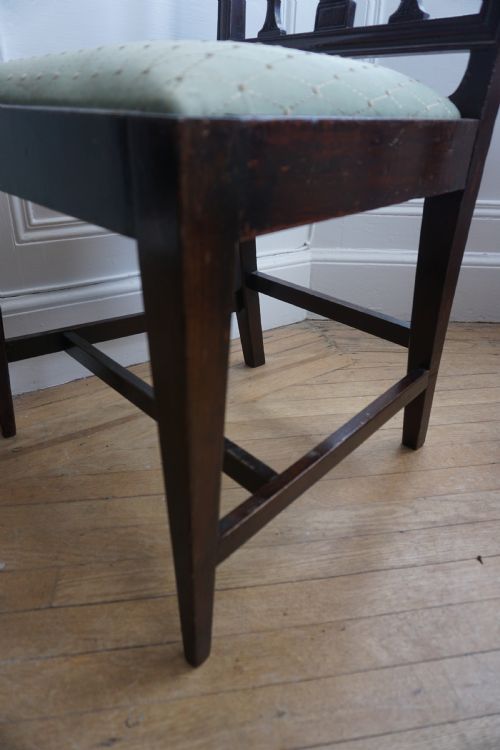 A FINE GEORGE III CARVED MAHOGANY SIDE CHAIR IN THE SHERATON STYLE C1790 - ADDITIONAL PHOTO 3