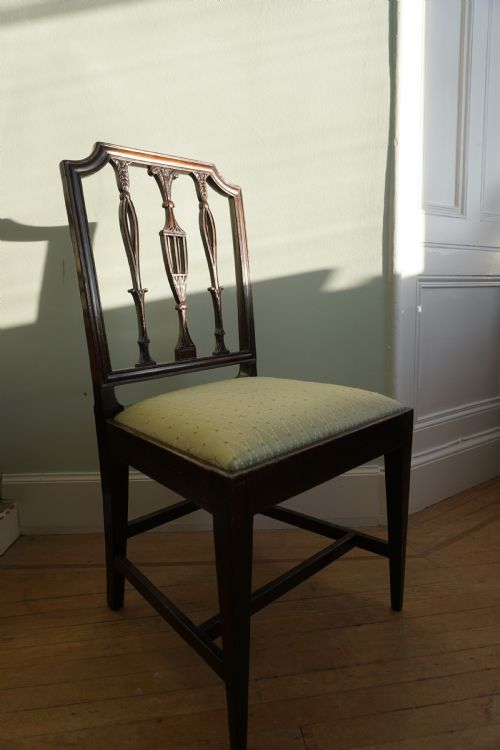 A FINE GEORGE III CARVED MAHOGANY SIDE CHAIR IN THE SHERATON STYLE C1790 - ADDITIONAL PHOTO 6