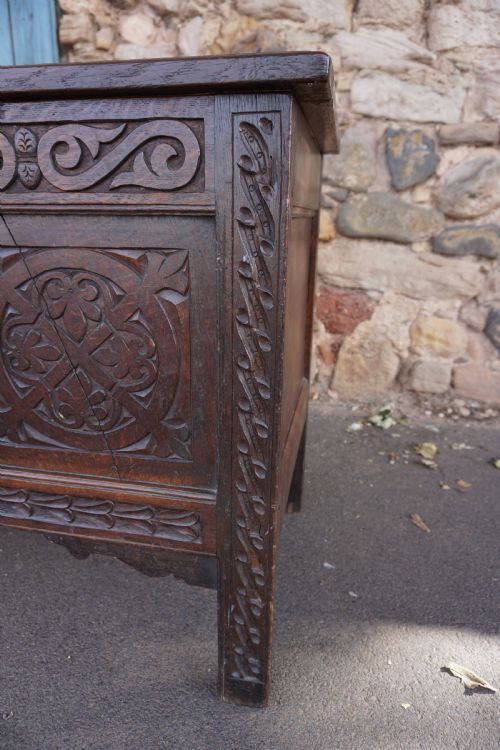AN ENGLISH CIVIL WAR PERIOD OAK JOINED COFFER C16301650 SOMERSET WEST COUNTRY - ADDITIONAL PHOTO 3