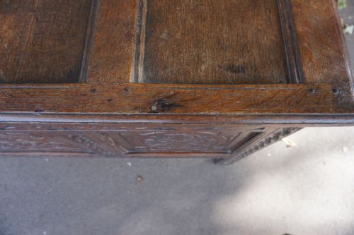 AN ENGLISH CIVIL WAR PERIOD OAK JOINED COFFER C16301650 SOMERSET WEST COUNTRY - ADDITIONAL PHOTO 4