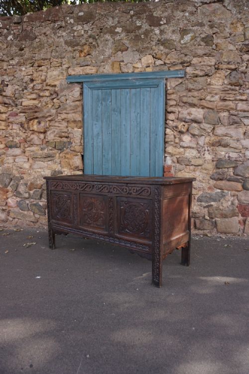 AN ENGLISH CIVIL WAR PERIOD OAK JOINED COFFER C16301650 SOMERSET WEST COUNTRY - ADDITIONAL PHOTO 6