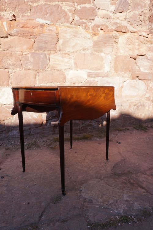 A FINE AND UNUSUAL 'BUTTERFLY' PEMBROKE TABLE C1780 - ADDITIONAL PHOTO 9
