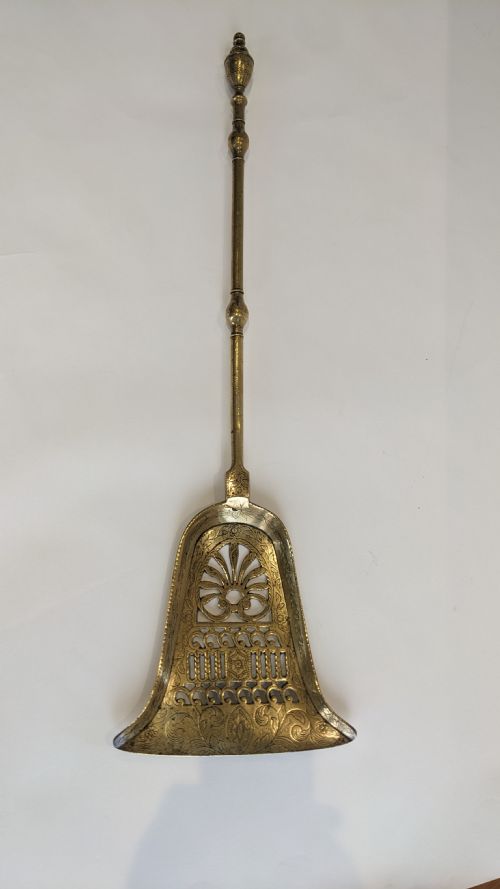 A REMARKABLE GEORGE II GEORGE III ENGRAVED BRASS SHOVEL BY DAVID ROBERTSON KING'S SMITH EDINBURGH 1760'S - ADDITIONAL PHOTO 3