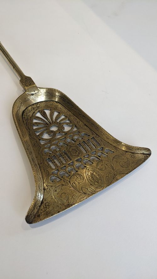 A REMARKABLE GEORGE II GEORGE III ENGRAVED BRASS SHOVEL BY DAVID ROBERTSON KING'S SMITH EDINBURGH 1760'S - ADDITIONAL PHOTO 5