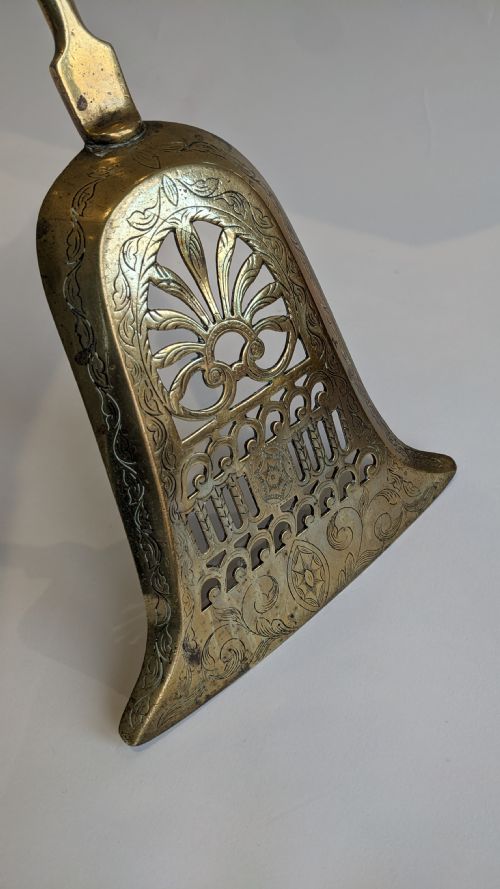 A REMARKABLE GEORGE II GEORGE III ENGRAVED BRASS SHOVEL BY DAVID ROBERTSON KING'S SMITH EDINBURGH 1760'S - ADDITIONAL PHOTO 7