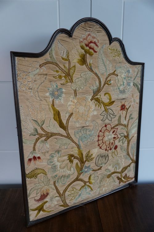 A FINE GEORGE II WOOL AND SILK EMBROIDERED BANNER FIRST HALF OF THE 18TH CENTURY - ADDITIONAL PHOTO 5