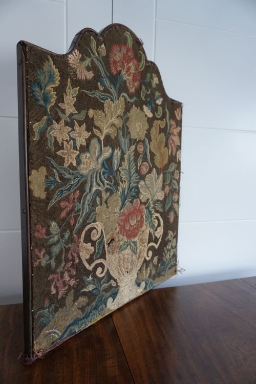 A FINE GEORGE II WOOL AND SILK EMBROIDERED BANNER FIRST HALF OF THE 18TH CENTURY - ADDITIONAL PHOTO 15