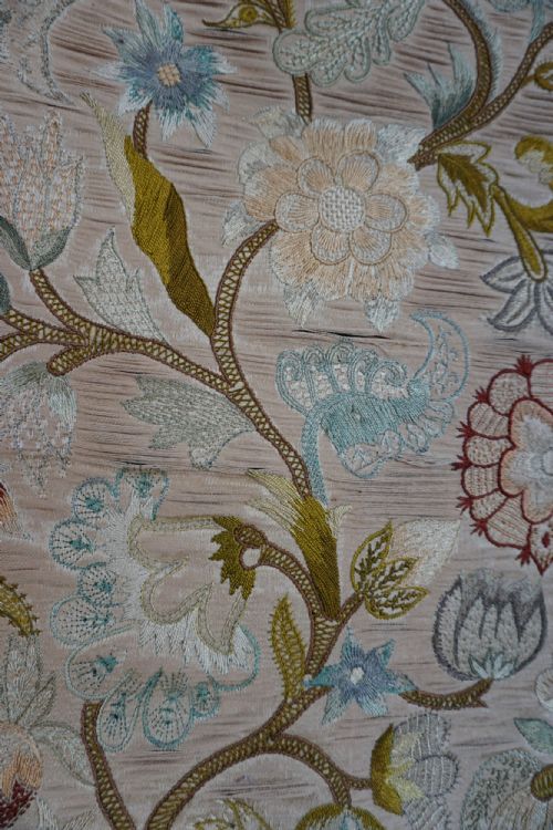 A FINE GEORGE II WOOL AND SILK EMBROIDERED BANNER FIRST HALF OF THE 18TH CENTURY - ADDITIONAL PHOTO 1