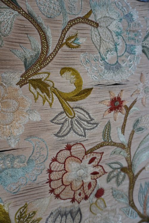A FINE GEORGE II WOOL AND SILK EMBROIDERED BANNER FIRST HALF OF THE 18TH CENTURY - ADDITIONAL PHOTO 2