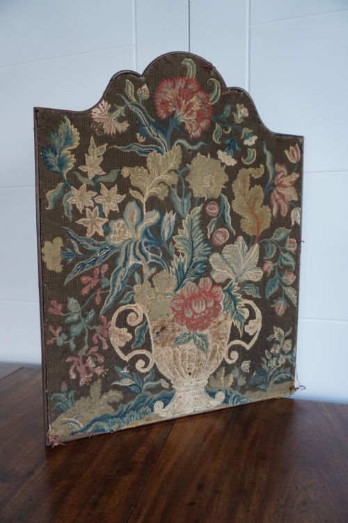 A FINE GEORGE II WOOL AND SILK EMBROIDERED BANNER FIRST HALF OF THE 18TH CENTURY - ADDITIONAL PHOTO 14