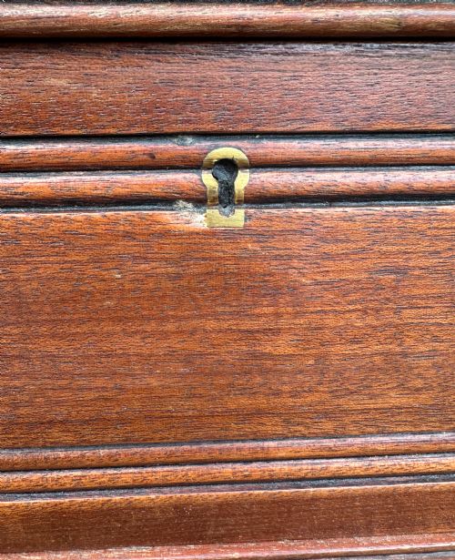 A SMALL 19TH CENTURY WALNUT CHEST OF DRAWERS PROBABLY LONDON MADE C1870 - ADDITIONAL PHOTO 1