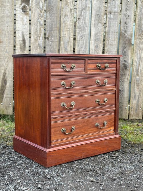 a small 19th century walnut chest of drawers probably london made c1870 - CATEGORY: ANTIQUE CHEST OF DRAWERS - DATED 19TH CENTURY