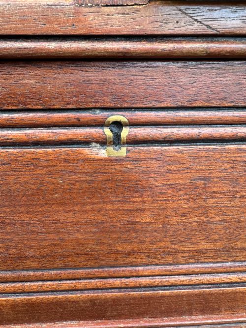 A SMALL 19TH CENTURY WALNUT CHEST OF DRAWERS PROBABLY LONDON MADE C1870 - ADDITIONAL PHOTO 7