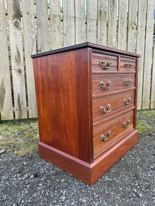 A SMALL 19TH CENTURY WALNUT CHEST OF DRAWERS PROBABLY LONDON MADE C1870 - ADDITIONAL PHOTO 8