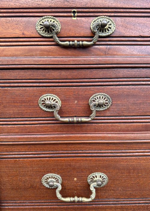 A SMALL 19TH CENTURY WALNUT CHEST OF DRAWERS PROBABLY LONDON MADE C1870 - ADDITIONAL PHOTO 5