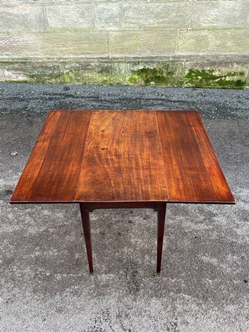 A SCOTTISH GEORGE III MAHOGANY DINING TABLE OF SMALL PROPORTIONS C1780 - ADDITIONAL PHOTO 1