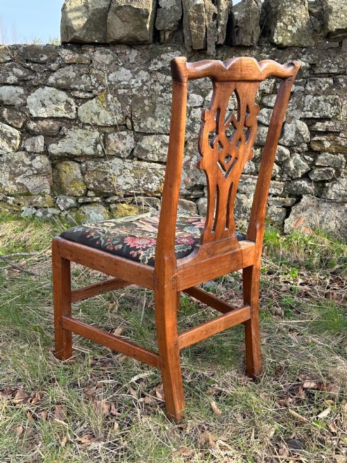 A SCOTTISH GEORGE III WALNUT SIDE CHAIR WITH CHARMING NEEDLEPOINT SEAT - ADDITIONAL PHOTO 3