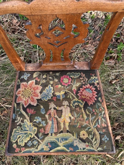 A SCOTTISH GEORGE III WALNUT SIDE CHAIR WITH CHARMING NEEDLEPOINT SEAT - ADDITIONAL PHOTO 5
