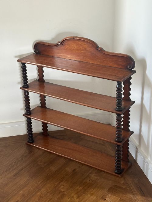 A MID19TH CENTURY MAHOGANY SET OF SHELVES WITH BOBBIN SUPPORTS - ADDITIONAL PHOTO 4